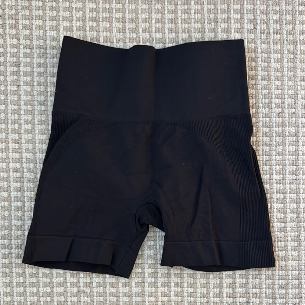 Set Active Black Biker Shorts